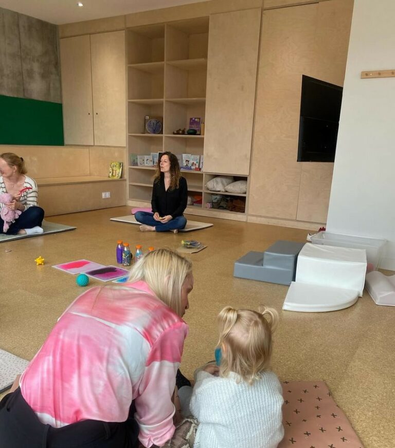 photo femmes et enfants avec emmanuelle de montalier sophrologue